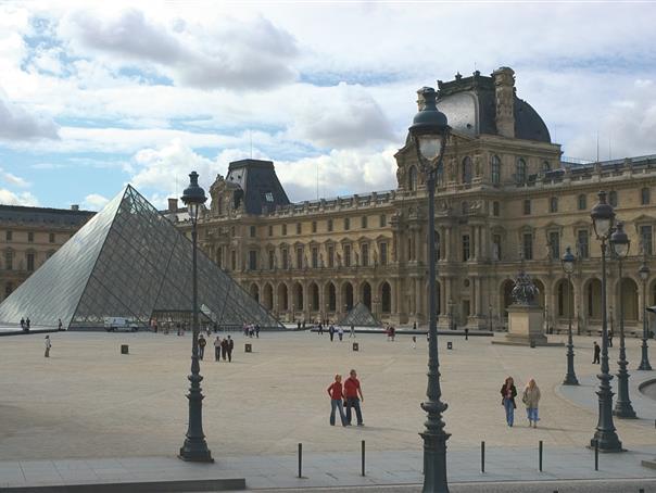 Musée du Louvre près de l'Hôtel AGENOR, hôtel 3 étoiles quartier Montparnasse, chambres d'hôtel à Paris dans le 14ème arrondissement