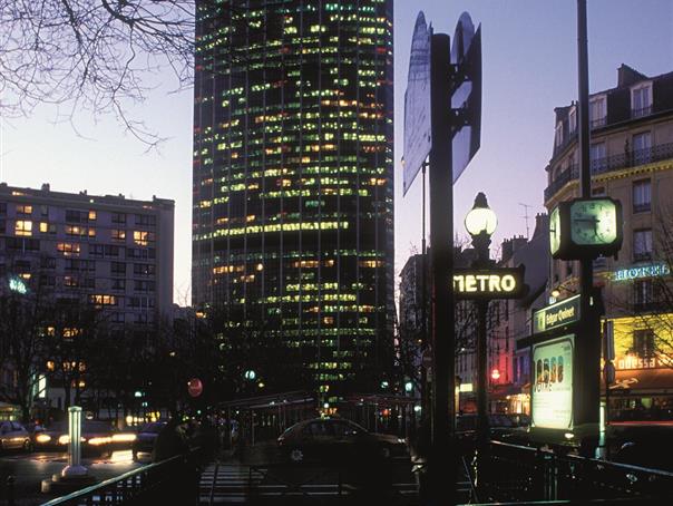 La Tour Montparnasse près de l'Hôtel AGENOR, hôtel 3 étoiles quartier Montparnasse, chambres d'hôtel à Paris dans le 14ème arrondissement