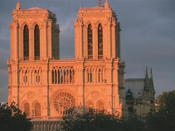 Cathédrale Notre Dame près de l'Hôtel AGENOR, hôtel 3 étoiles quartier Montparnasse, chambres d'hôtel à Paris dans le 14ème arrondissement