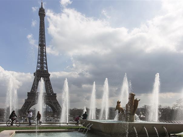 La Tour Eiffel près de l'Hôtel AGENOR, hôtel 3 étoiles quartier Montparnasse, chambres d'hôtel à Paris dans le 14ème arrondissement