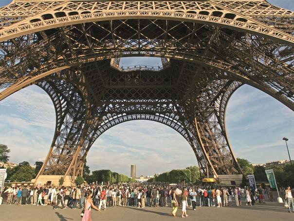 La Tour Eiffel près de l'Hôtel AGENOR, hôtel 3 étoiles quartier Montparnasse, chambres d'hôtel à Paris dans le 14ème arrondissement