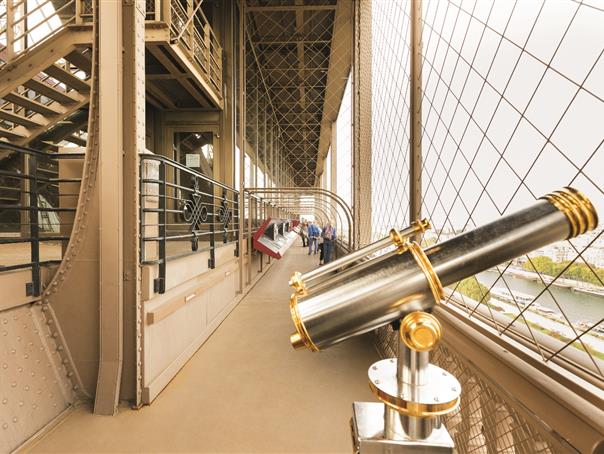 La Tour Eiffel près de l'Hôtel AGENOR, hôtel 3 étoiles quartier Montparnasse, chambres d'hôtel à Paris dans le 14ème arrondissement