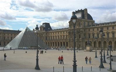 Musée du Louvre près de l'Hôtel AGENOR, hôtel 3 étoiles quartier Montparnasse, chambres d'hôtel à Paris dans le 14ème arrondissement