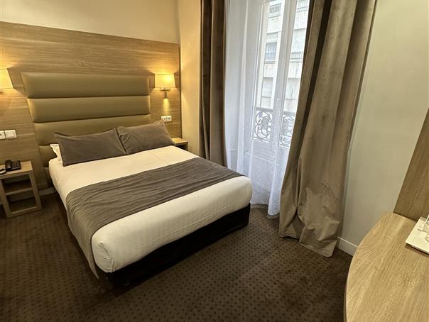 Chambre Double avec baignoire à l'Hôtel AGENOR, hôtel 3 étoiles quartier Montparnasse, chambres d'hôtel à Paris dans le 14ème arrondissement