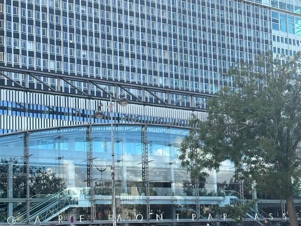 La Tour Montparnasse près de l'Hôtel AGENOR, hôtel 3 étoiles quartier Montparnasse, chambres d'hôtel à Paris dans le 14ème arrondissement