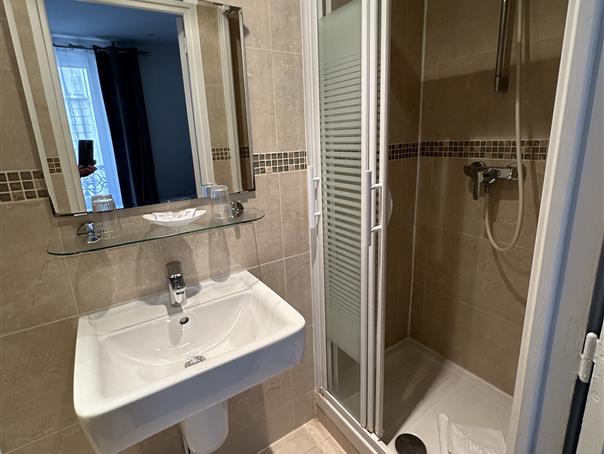 Chambre Double avec douche à l'Hôtel AGENOR, hôtel 3 étoiles quartier Montparnasse, chambres d'hôtel à Paris dans le 14ème arrondissement